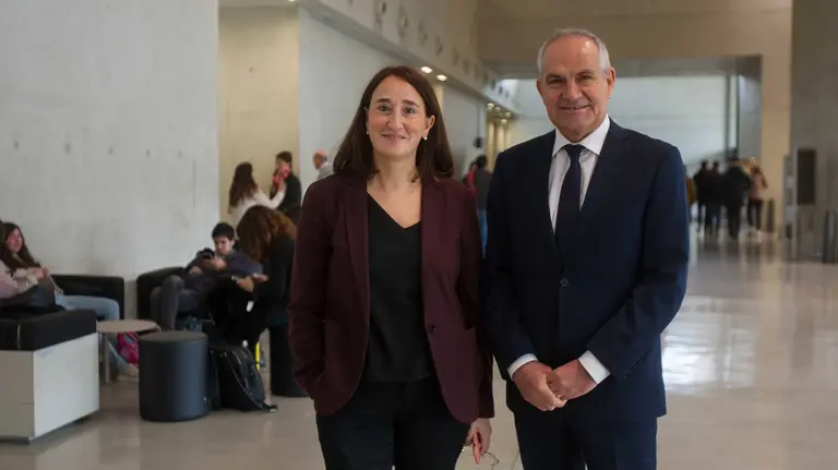 La decana de la Facultad de Comunicación, Charo Sádaba, y el director de El País, Antonio Caño.