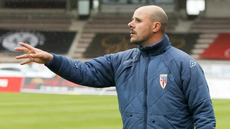 Fredi Álvarez dirigió al Compostela. La Voz de Galicia.