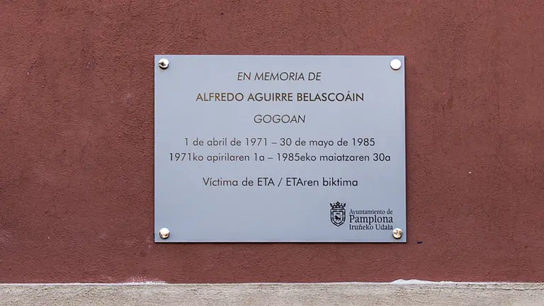 Placa del Ayuntamiento de Pamplona en memoria de Alfredo Aguirre Belascoain, asesinado por ETA el 30 de mayo de 1985 (05). IÑIGO ALZUGARAY