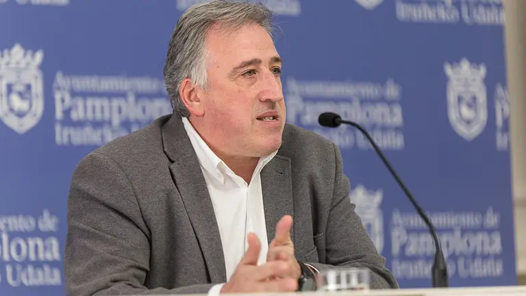 El alcalde de Pamplona, Joseba Asiron, explica las últimas iniciativas municipales en materia de paz y convivencia (25). IÑIGO ALZUGARAY