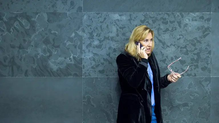 Ana Beltrán, del PPN, habla por teléfono en el Parlamento de Navarra. PABLO LASAOSA