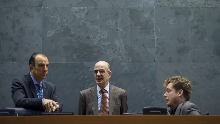 Carlos García Adanero (i) y Alberto Atalán (c) de UPN junto a Maiorga Ramírez, de Eh Bildu. PABLO LASAOSA