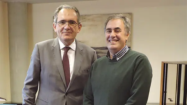 De izquierda a derecha Ricardo Llatser, directo general de Timac AGRO, junto con Iñaki San Miguel, delegado de Navarra para Acción contra el Hambre Foto TIMAC AGRO