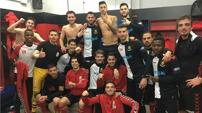 El Nástic celebra su triunfo en el vestuario. Twitter.