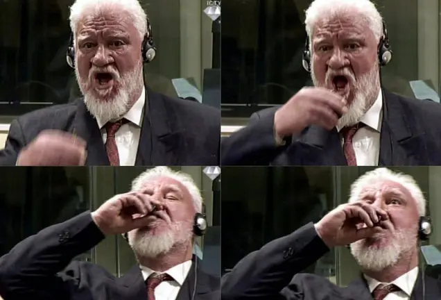 Slobodan Praljak en el momento de ingerir el veneno y suicidarse ante el tribunal.