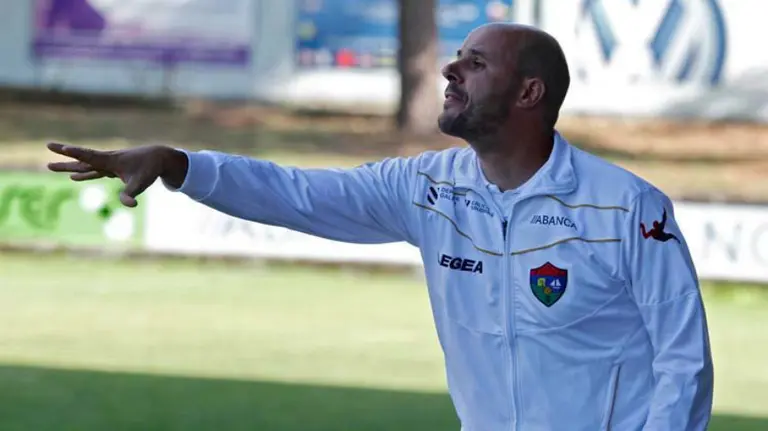 Fredi Álvarez dirigiendo al Boiro. CD Izarra.