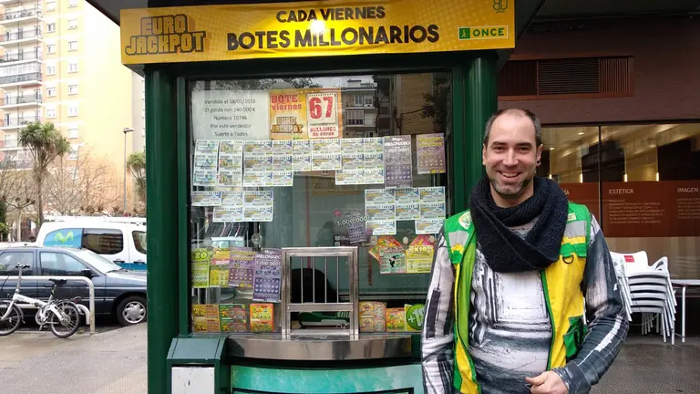 Joseba Alduna Andrés en el puesto de la ONCE de Ansoaín que ocupa desde octubre, en la calle Lapurbide