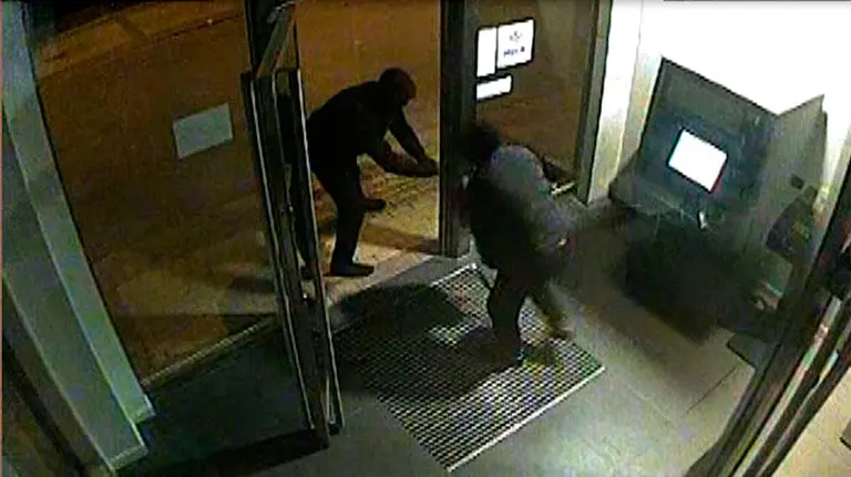 Dos ladrones se llevan el dinero de un cajero en una sucursal navarra. GUARDIA CIVIL