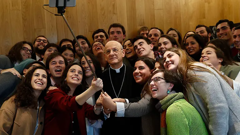 El Gran Canciller se realizó un 'selfie' con los representantes de los alumnos.