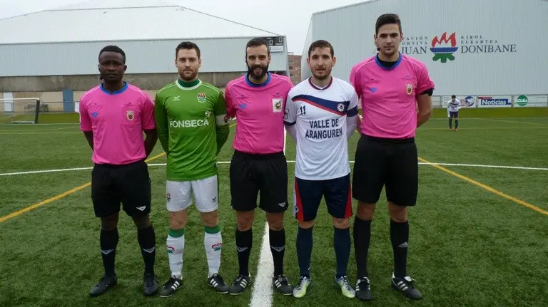 Trio arbitral y capitanes del San Juan - Mutilvera.