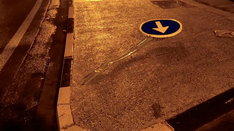 La señal de tráfico que ha destrozado un conductor ebrio en Lezkairu