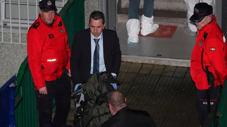 Retirada de los cadáveres de los ancianos que fueron hallados muertos en un domicilio bilbaíno EFE