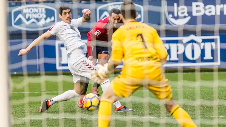 Partido entre Osasuna y la Cultural Leonesa disputado en El Sadar (60). IÑIGO ALZUGARAY