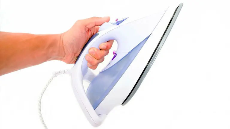 Un hombre sostiene una plancha con su mano similar a la usada por el asesino de Torremolinos, en Málaga. ARCHIVO