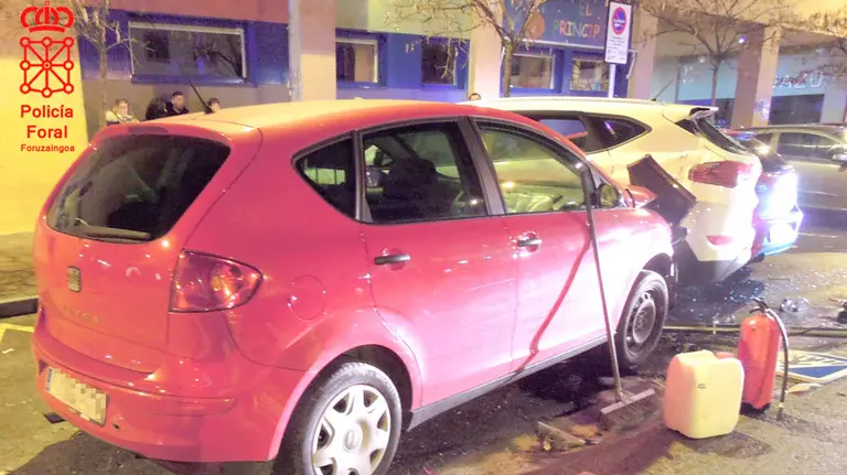 Estado en el que quedó el vehículo siniestrado en Burlada y en el que ha fallecido un hombre. POLICÍA FORAL