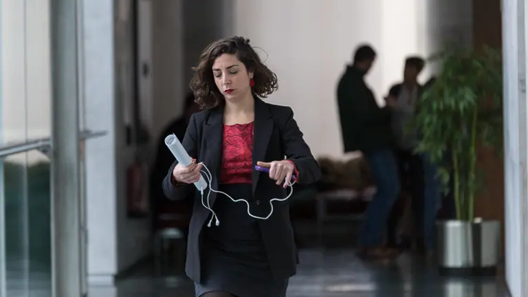 Laura Pérez en los pasillos del Parlamento de Navarra (06). IÑIGO ALZUGARAY