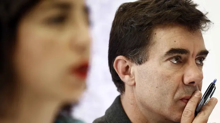 La hasta ahora secretaria general de Podemos en Navarra, Laura Pérez (i), ha pedido una &#34;auditoría externa e independiente&#34; de las primarias realizadas el pasado sábado en la formación morada, en las que el diputado Eduardo Santos (d) se hizo con el cargo por una diferencia de solo 28 votos. Pérez, que ha estado acompañada en conferencia de prensa por Eduardo Santos y el tercer candidato que se había presentado a las primarias, Fran Espinosa, ha explicado que van a pedir esta auditoría &#34;para evitar posibles susceptibilidades sobre un resultado escrutado en Madrid, ya que la diferencia ha sido escasa, un empate técnico de 28 votos de diferencia&#34;. EFE/Jesús Diges