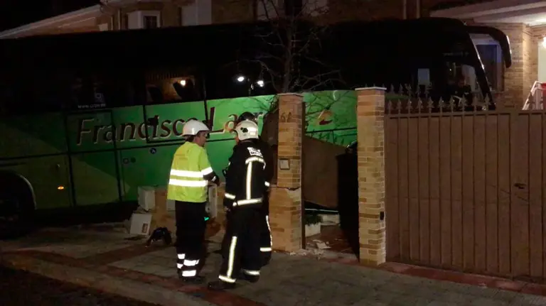 Los bomberos trabajando en el chalet para controlar un escape de gas provocado tras el accidente. 112 MADRID