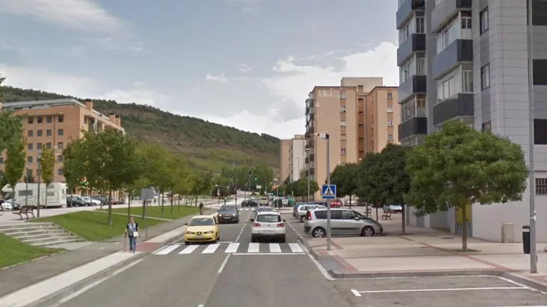 Imagen del tramo de la calle Canal, en Ezcaba, donde un peatón ha resultado atropellado mortalmente.