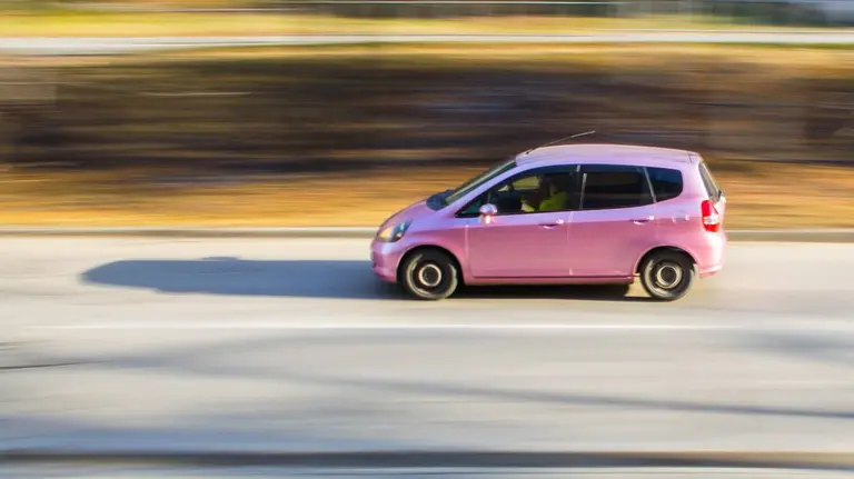 Imagen de un coche circulando a gran velocidad por la carretera ARCHIVO