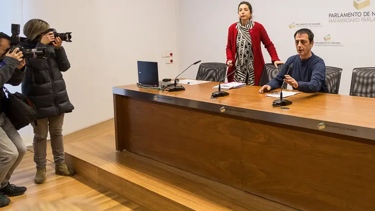 Los parlamentarios Laura Pérez, Carlos Couso, Fanny Carrillo y Rubén Velasco comparecen ante los medios para comentar la situación de Podemos Navarra (16). IÑIGO ALZUGARAY