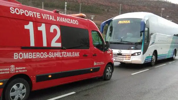La ambulancia que ha atendido a la persona fallecida atropellada por el autobús en la calle Canal.
