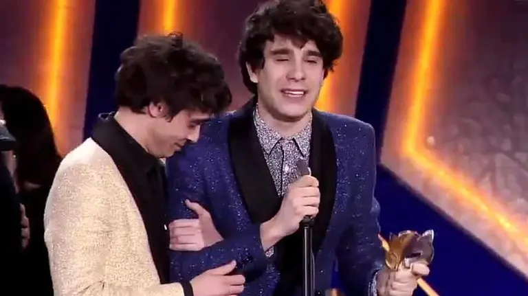 Los Javis durante su discurso tras haber logrado el premio a mejor comedia del año con La llamada. TWITTER