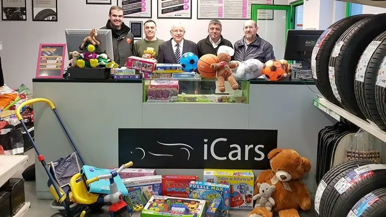 Entrega de regalos del Basket Navarra. Cedida.