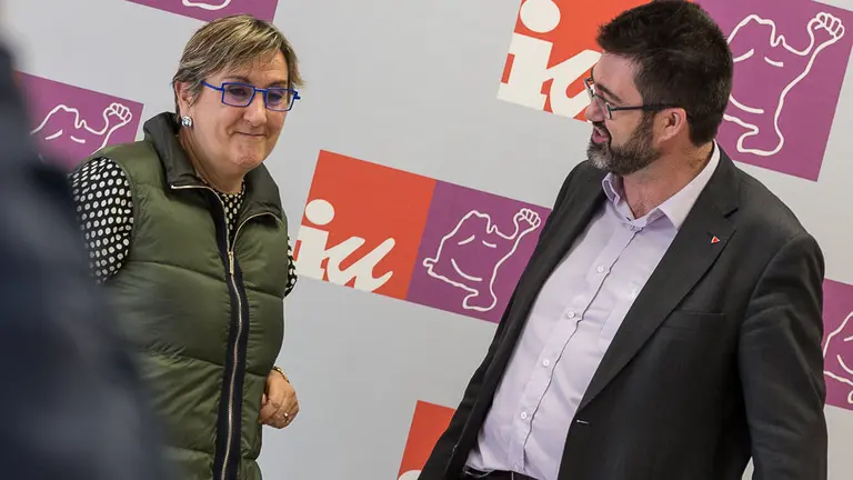 El concejal de Ahora Madrid, Carlos Sánchez Mato y la coordinadora de IUN-NEB, Marisa de Simón en rueda de prensa (14). IÑIGO ALZUGARAY