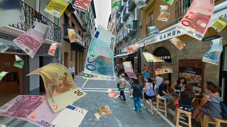 La calle Estafeta junto a una lluvia de Billetes FOTOMONTAJE