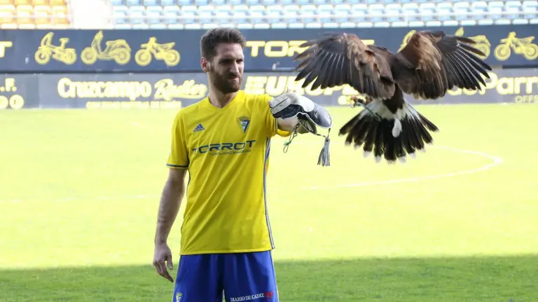 Fausto Tienza con su nueva camiseta. Cádiz CF.