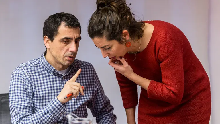 Laura Pérez y Rubén Velasco  durante un receso en una comisión parlamentaria (04). IÑIGO ALZUGARAY