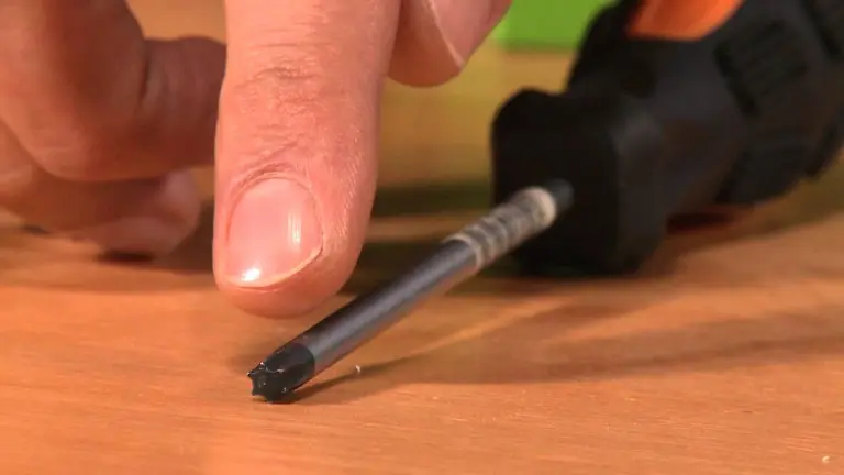 Una persona señala la punta de un destornillador ARCHIVO