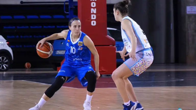 María Asurmendi controla el balón. Twitter P. Avenida.