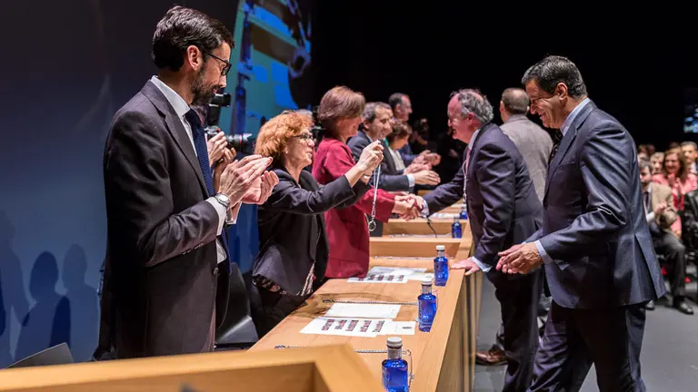 La Universidad de Navarra entrega las medallas de plata a profesionales que cumplen 25 años de trabajo en el centro académico (02). IÑIGO ALZUGARAY
