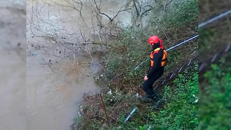 Un bombero en el río Ega BN