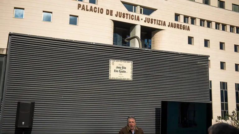 El alcalde de Pamplona y una representación de la Asociación Juezas y Jueces para la Democracia participan en el homenaje al juez Luis Elio Torres, que dará nombre a una plaza junto al Palac (6)