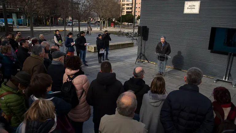 El alcalde de Pamplona y una representación de la Asociación Juezas y Jueces para la Democracia participan en el homenaje al juez Luis Elio Torres, que dará nombre a una plaza junto al Palac (7)