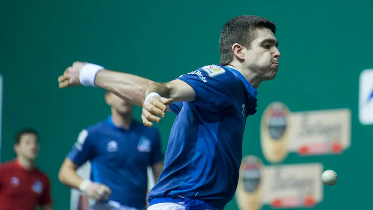 Ezkurdia-Zabaleta se enfrentan a Irribarria-Merino II en la décima jornada del Campeonato de Mano Parejas. PABLO LASAOSA 07