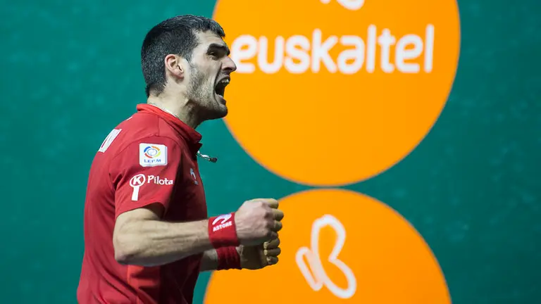 Ezkurdia-Zabaleta se enfrentan a Irribarria-Merino II en la décima jornada del Campeonato de Mano Parejas. PABLO LASAOSA 12