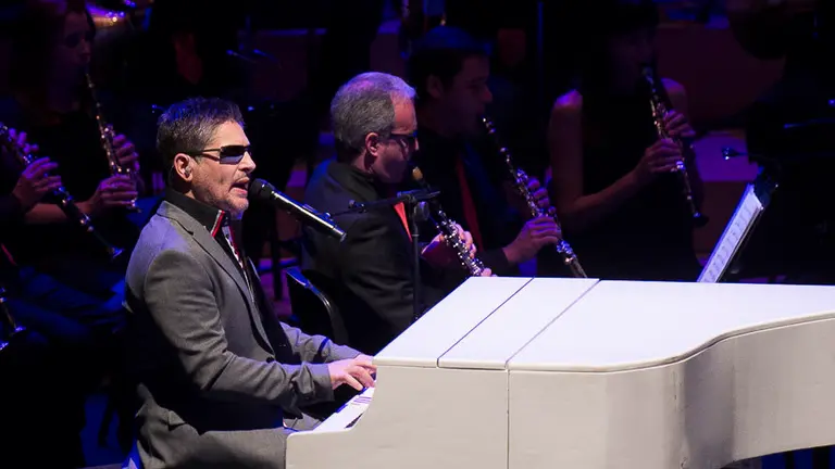 Espectáculo musical celebrado en Baluarte que, bajo el título 'El baúl de los 70', protagoniza Serafín Zubiri junto a algunos exintegrantes del grupo La década prodigiosa, acompañados por la banda municipal la Pamplonesa. PABLO LASAOSA