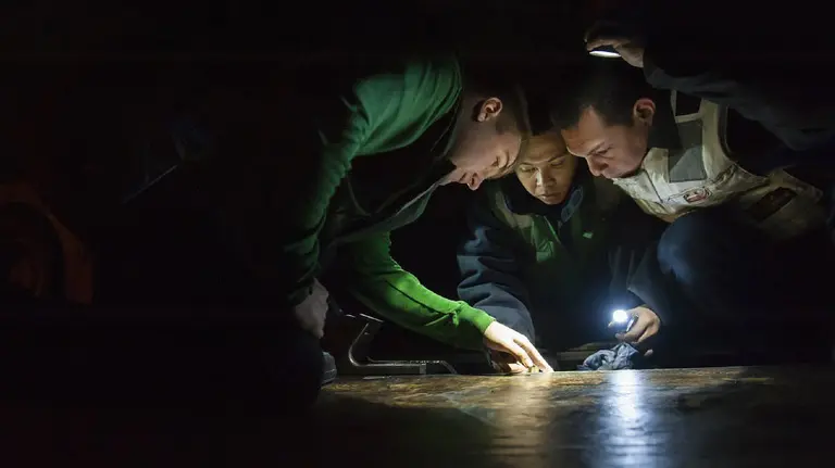 Varias personas revisan las condiciones de seguridad en una empresa dedicada a la construcción ARCHIVO