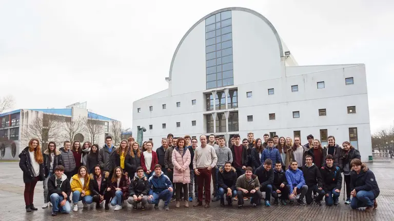 Foto de grupo de los estudiantes participantes, en el centro de la imagen, la vicerrectora Cristina Bayona y el profesor de la UPNA Gustavo Ochoa UPNA