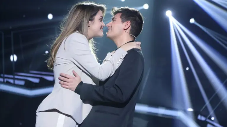 Amaia y Alfred se abrazan sobre el escenario cantando Tu canción, ya elegidos como representantes de España en Eurovisión RTVE