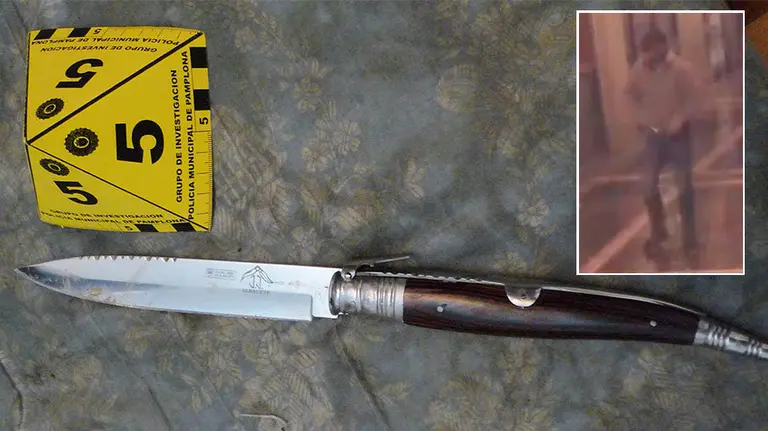 El arma empleada por el atracador y el propio hombre captado por las cámaras de seguridad de Pamplona. POLICÍA MUNCIPAL