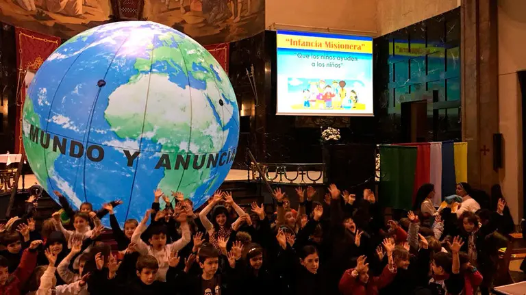 Varios niños en la celebración del misa en la parroquia de San Fermín. CEDIDA