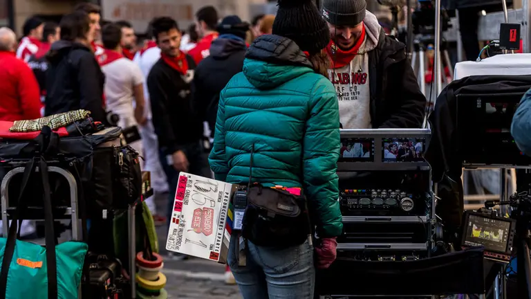 Rodaje de la película &#39;Perdiendo el Este&#39;, escrita y dirigida por Nacho García Velilla, en la plaza del Ayuntamiento de Pamplona. IÑIGO ALZUGARAY