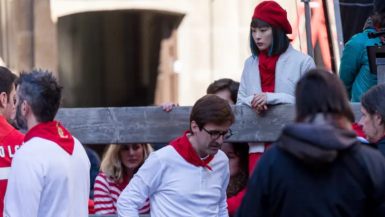 Rodaje de la película 'Perdiendo el Este', escrita y dirigida por Nacho García Velilla, en la plaza del Ayuntamiento de Pamplona (18). IÑIGO ALZUGARAY
