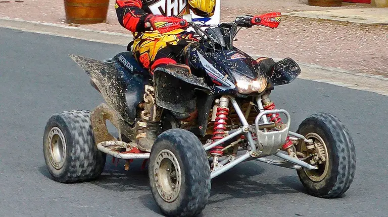 Una persona conduce un quad por las calles de una localidad. ARCHIVO