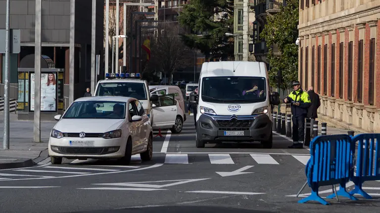 Policía Municipal multa a unos vehículos en la zona restringida al tráfico y aparcamiento en la calle Padre Moret junto al Parlamento de Navarra(01). IÑIGO ALZUGARAY